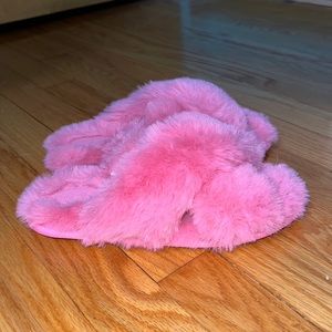 Girl’s fluffy slippers